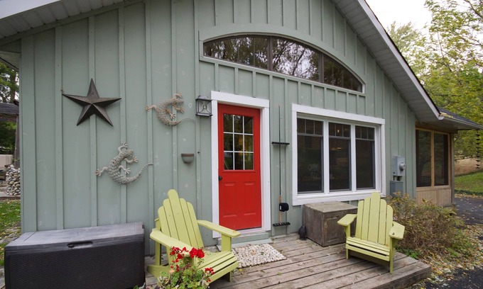 Port Albert Cabaña | Pine Grove Cottage: Character Plus!