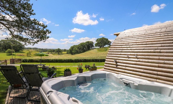 Llanddeusant Casa | Pine Lodge