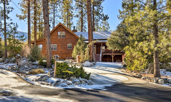 Pine Mountain Club Cabina | Pine Mountain Club Log Home w/ Deck + Grill!