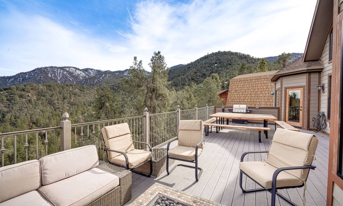 Pine Mountain Club Cabina | Pine Mountain Club Cabin w/ Private Deck & Views!