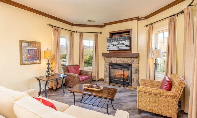 Vernon Condominio | Pine Pastures Across Mountain Creek, Relaxing, Biking, Hiking