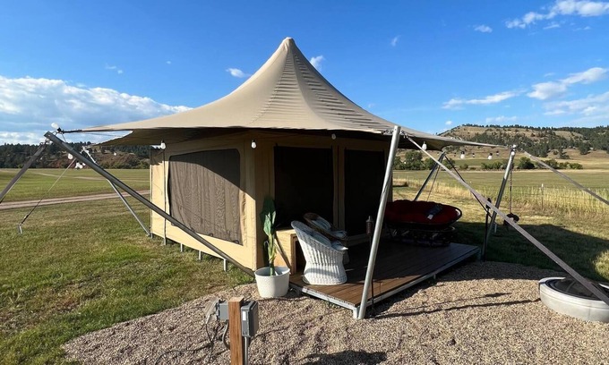 Hermosa Alquiler De RV | Pine Tent Structure