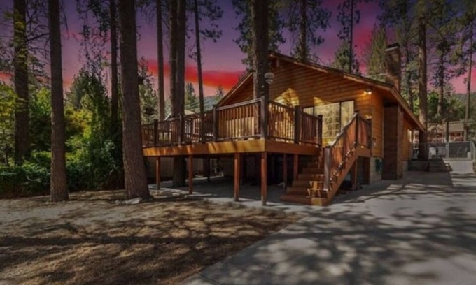 Wrightwood Cabina | Pine tree cabin with an amazing front deck