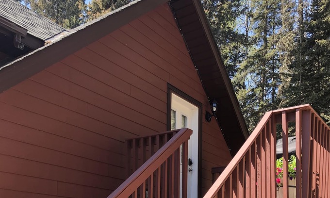 Calgary Casa | Pine Tree Get Away