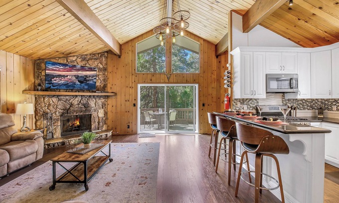 Twin Peaks Casa | Pine View - Spacious 3000 SQFT Home with Game Room, Bar and 3 Decks!