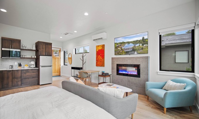 Sunriver Cabina | Pine View Studio with Fireplace & Terrace Retreat
