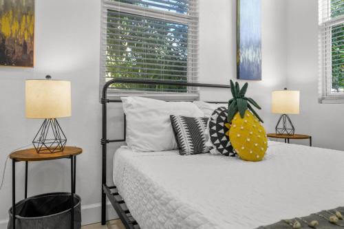 Gillespie Park Apartamento | Pineapple Paradise #3 13 min to Beach Fire Pit