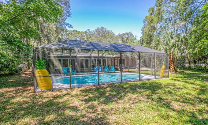 Arlington Casa | Pineapple Paradise~Pool+Hot Tub+Billiards+Grill!