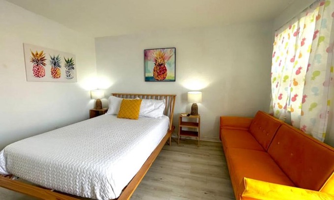 Bridgeport Heights Apartamento | Pineapple Shores Retro Inn 6