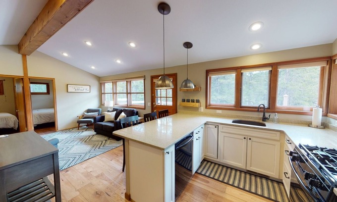 Red Lodge Casa | Pinecone Cabin, Wi-Fi, Dog Friendly, Fireplace, Deck