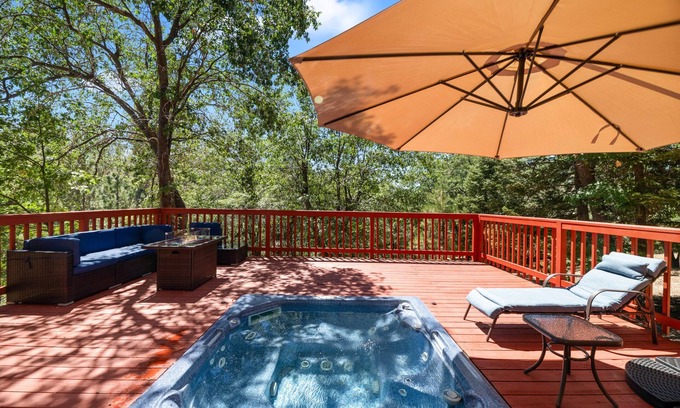 Upper Moonridge Cabina | Pinecone Ridge - Hot Tub, Walk to Slopes, Multiple Decks, Foosball