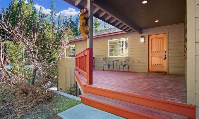 Strawberry Casa | Pinecrest Mountain House! Hot Tub, Tesla Charger, Super close to Pinecrest Lake!