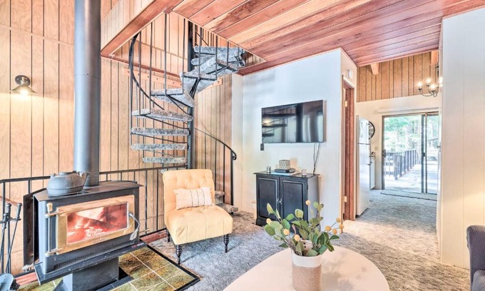 Pinecrest Casa | Pinecrest Retreat with Fireplace!