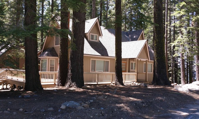 Pinecrest Cabina | Cabañas en Pinecrest Abierto Junio Julio Agosto! Camine hasta el lago Pinecrest!