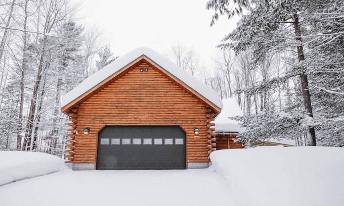 Michaywe Casa | PineHaus - 3 Bedroom Cabin w/ Game Room, Fireplace, Private Sauna