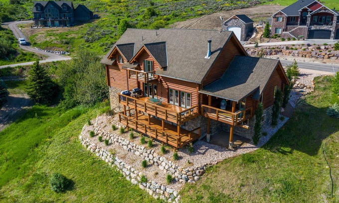 Ogden Cabina | PINEVIEW LAKE LODGE- 6 bed 4.5 bath minutes from Snowbasin Ski Resort.
