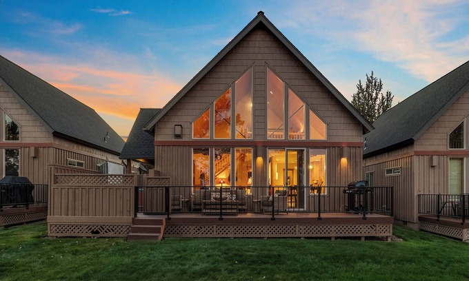 Redmond Chalet De Esquí | Pinewood Chalet in Eagle Crest on Golf Course - Hot Tub