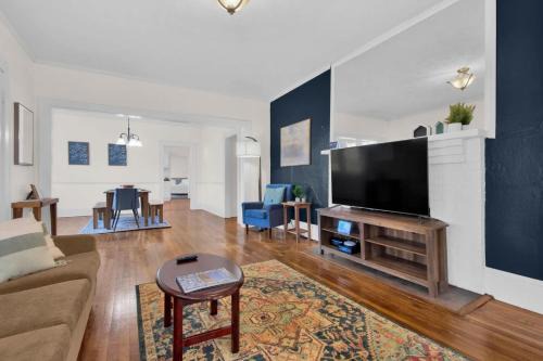 Terry Sanford Casa | Ping-Pong & Huge Yard Central- Fayetteville Pearl