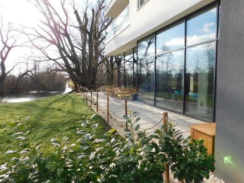 Banka Apartamento | Pinia Slnava 01 - Luxury lakeside apartment with pool