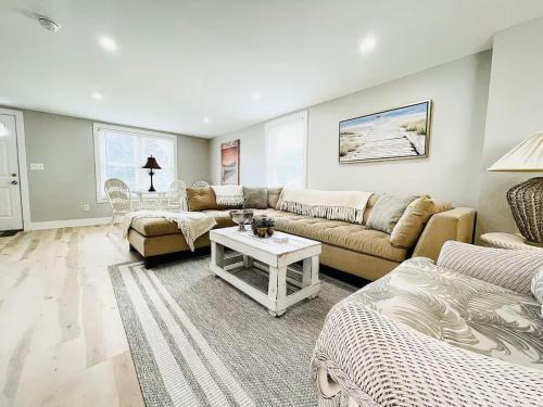 Sandusky Casa | Pink Bungalow Downtown