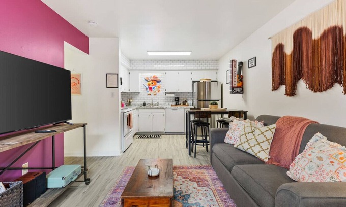 Music Row Condominio | Pink Dreams - Walk to Live Music, Bars, Restaurants - Free Parking