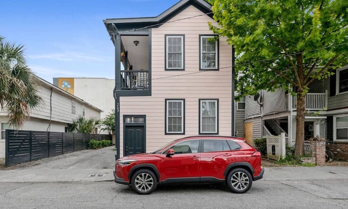 Westside Apartamento | Pink House - Downtown Duplex - Sleeps 20