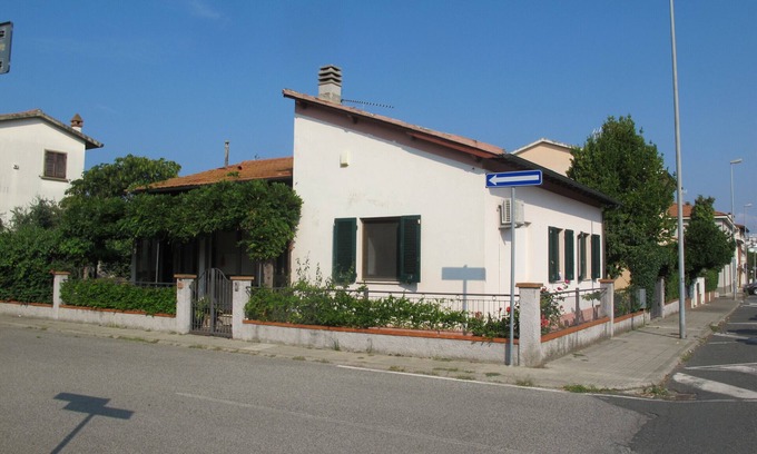 Cecina Casa | PINK HOUSE WITH GARDEN AND AIR CONDITIONING