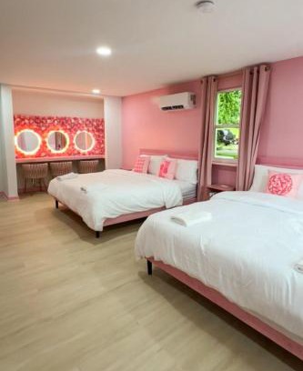 Dickerson Road Casa | Pink Nashville Cottage - Girls' Trip, 12 Min to Broadway