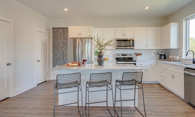 Whitebridge Casa | Pink Pearl - 2 homes - 7 mins to Broadway