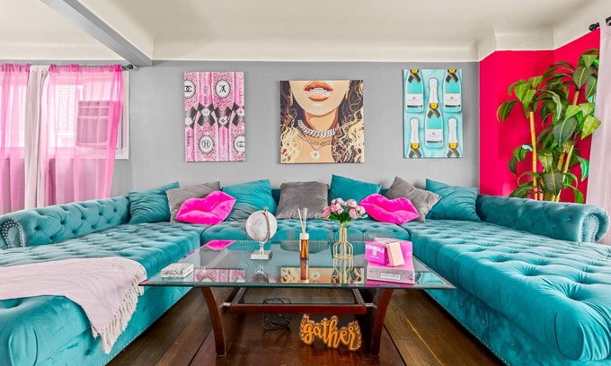 Detroit Casa | Pink Persuasion Situation: 3 bdrm Selfie House