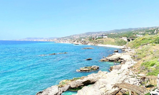 Kfardebian Casa | Pink Sunset: Beachfront Exotic Room in Batroun