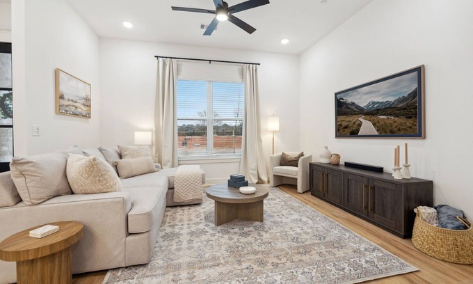 Rogers Casa | Pinnacle Row - 0.8mi to Promenade-2 Mi to The Amp
