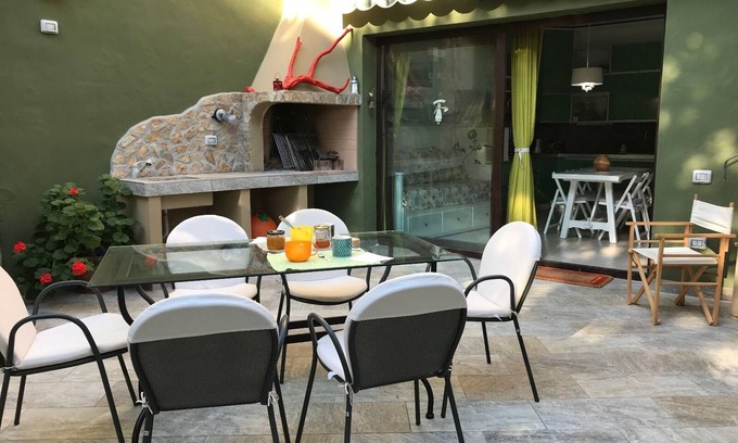 Santa Margherita di Pula Casa | Pinus Village - Bonita casa de vacaciones con jardín a solo 200 m de la playa