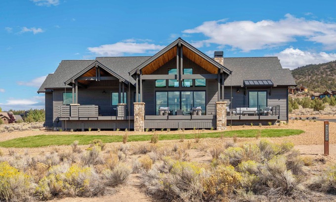 Powell Butte Casa | Pioneer by AvantStay | Fire Pit + Hot Tub | Inside The Brasada Ranch Community