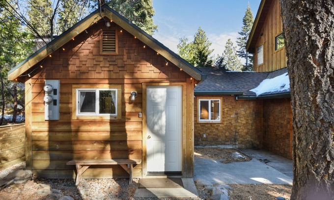 Tahoe City Cabina | Pioneer Bungalow - Dog Friendly, Walk to Town, Ski