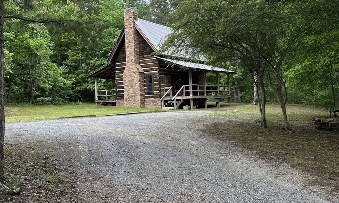 Fort Payne Cabina | Pioneer Log Cabin restored on 300 acres adjoining Little River Canyon