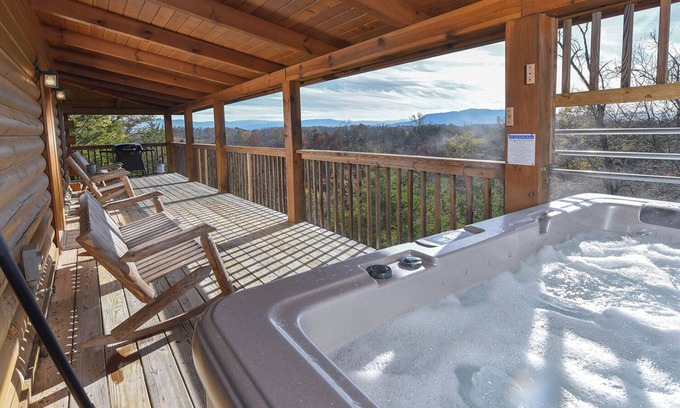 Sevierville Cabina | Pioneer Place - Arcade Games, Mountain Views, Hot Tub