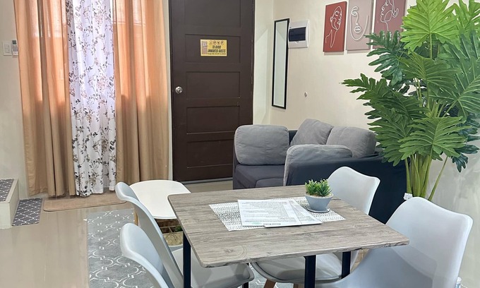 Dumaguete Casa | Piper's Pad - Cozy 2-bedroom Townhouse near the Airport - Air-Conditioned. WIFI.
