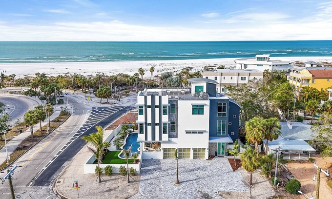 Sarasota Casa | Pirate House: Gulf Front, Pool, #1 Location Lido Key, St. Armands One Block.