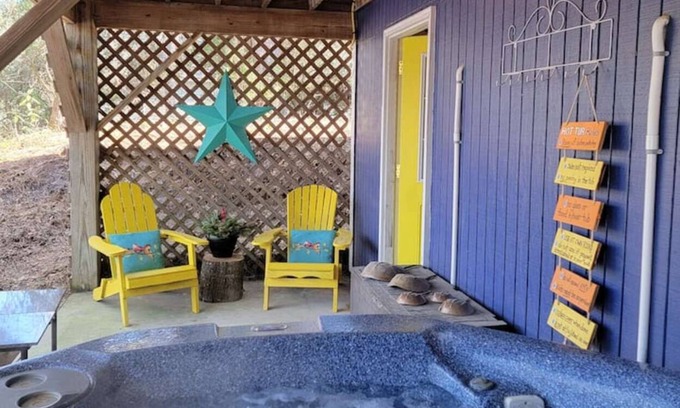 Colington Harbour Apartamento | Pirate's Lair (w/hot tub!) @pirateslairobx