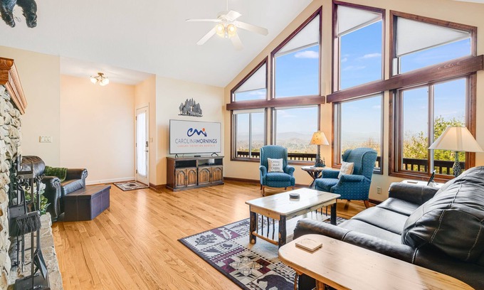 Hendersonville Cabina | Pisgah View | Stunning Mountain Escape w/ Wrap-Around Deck & Garage