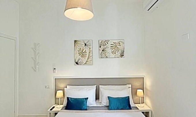 Ciampino Cama Y Desayuno | PIT STOP CIAMPINO STATION - Deluxe room shared bathroom