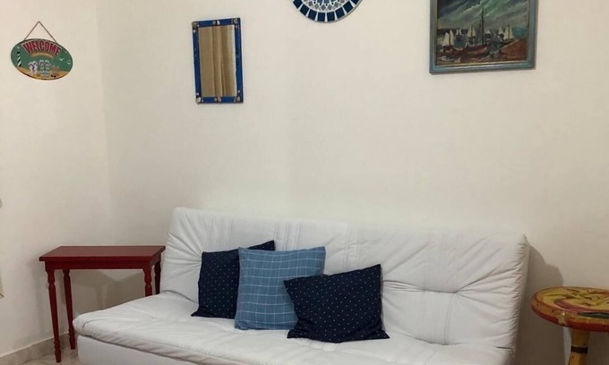 Pitangueiras Apartamento | Pitangueiras, Guarujá, ap. 50 m from the beach, great location, WI-FI.