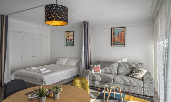 Saint-Georges Apartamento | Place Occitane-Apartamento-Moderno-Terraza-Baño con bañera