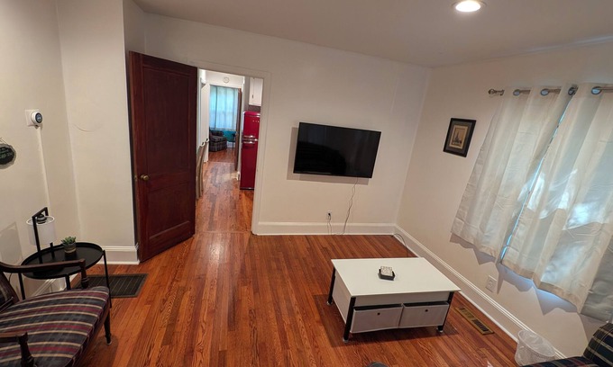Enderly Park Casa | Plaid Pad - Stylish Modern Couples Retreat 12 mins to Airport & Downtown