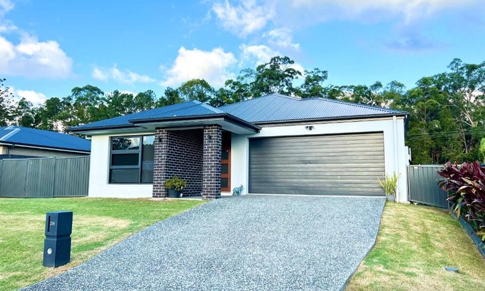 Landsborough Casa | Plantation Retreat 4 Bedroom Modern Home