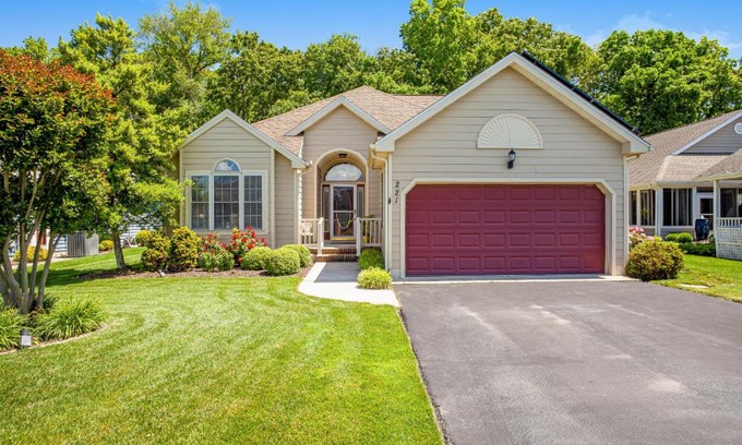 Lewes Casa | Plantations East - 221 Lakeside Dr