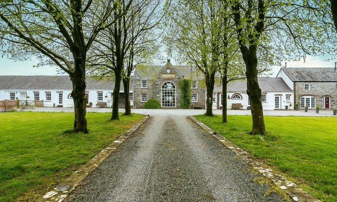 Bryngwran Cabaña | Plas Coach House - a hot tub that sleeps 6 guests in 3 bedrooms
