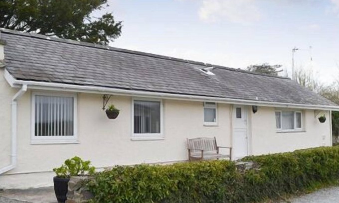 Llanfaelog Cabaña | PLAS COTTAGE, pet friendly, with a garden in Llanfaelog