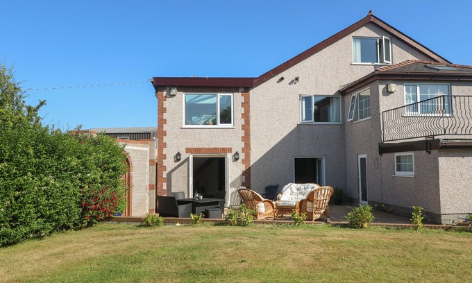 Elim Cabaña | PLAS EITHIN, pet friendly, with hot tub in Llanfechell